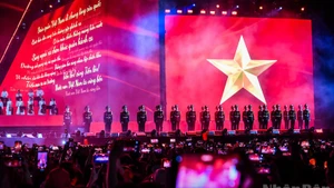 Le concert « To Quoc trong tim » (La Patrie dans le cœur). Photo : nhandan.vn