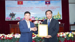 Cérémonie de remise de la décision de fondation du Comité de gestion de la communauté vietnamienne dans la province de Xaysomboun. Photo : Ambassade du Vietnam au Laos