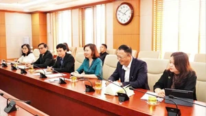 La présidente de la Commission d’État des valeurs mobilières, Vu Thi Chan Phuong lors de la séance de travail. Photo: nhandan.vn