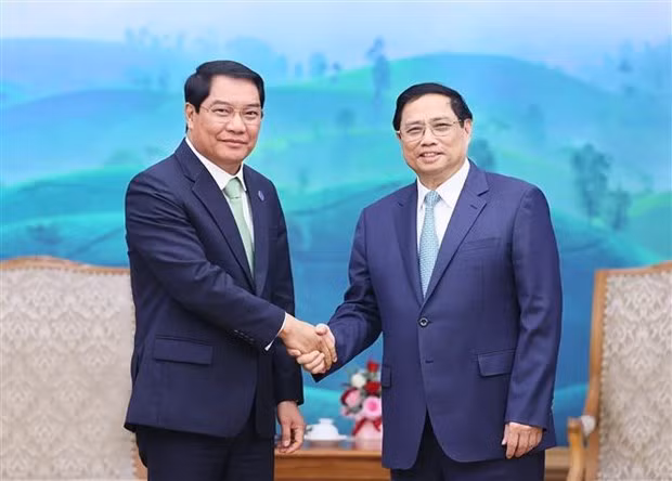 Le Premier ministre Pham Minh Chinh (à droite) et le maire de Vientiane, Atsaphangthong Siphandone. Photo : VNA.