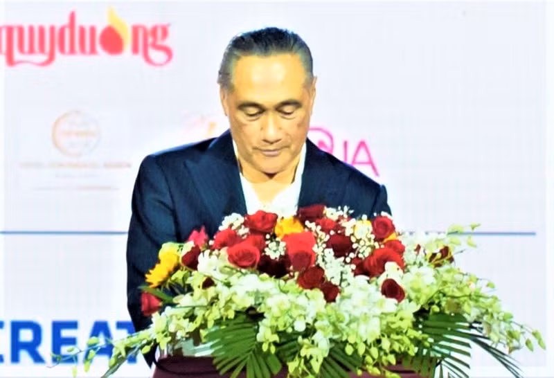M. Lemi Ponifasio, venu de Nouvelle-Zélande, ambassadeur du théâtre de l'ITI prend la parole au gala de rencontre des artistes vietnamiens et internationaux. Photo : Minh Khang Media/NDEL.