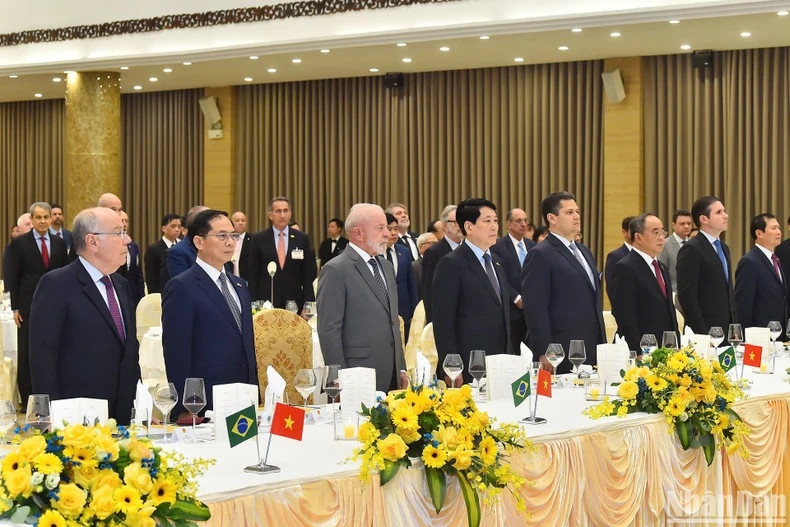Le président brésilien Luiz Inacio Lula da Silva (devant, troisième à partir de la gauche), le président de l'État Luong Cuong (devant, quatrième à partir de la gauche) et des responsables lors du banquet à Hanoï le 28 mars. Photo : NDEL.