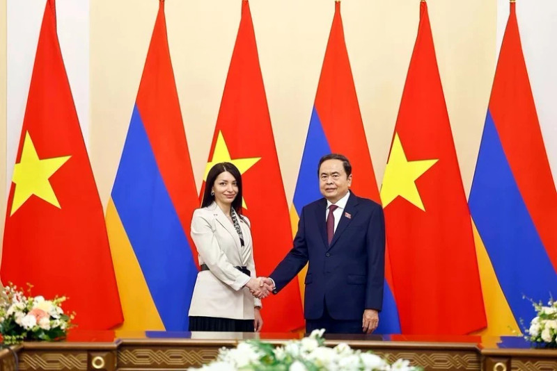 Le président de l'Assemblée nationale du Vietnam, Tran Thanh Man et Hasmik Hakobyan, présidente du groupe d'amitié parlementaire Arménie-Vietnam. Photo : VNA.