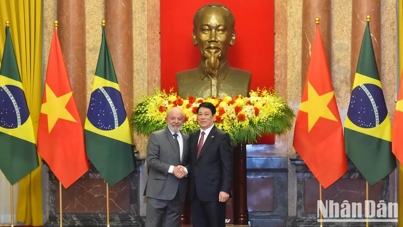Le président Luong Cuong (à droite) et le président Luiz Inácio Lula da Silva rencontre la presse à Hanoï. Photo : NDEL.