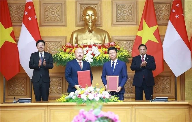 Le Premier ministre vietnamien Pham Minh Chinh et le Premier ministre singapourien Lawrence Wong assistent à la remise d'un mémorandum de coopération entre des organisations des deux pays. Photo : VNA.