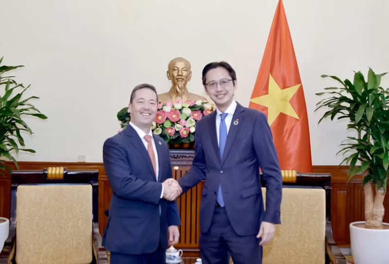 Le vice-ministre des Affaires étrangères Dô Hung Viêt (à droite) et Sean Kotaro O’Neill, haut fonctionnaire du Bureau des affaires de l’Asie de l’Est et du Pacifique du Département d’État américain, à Hanoi, le 18 avril. Photo : VNA.