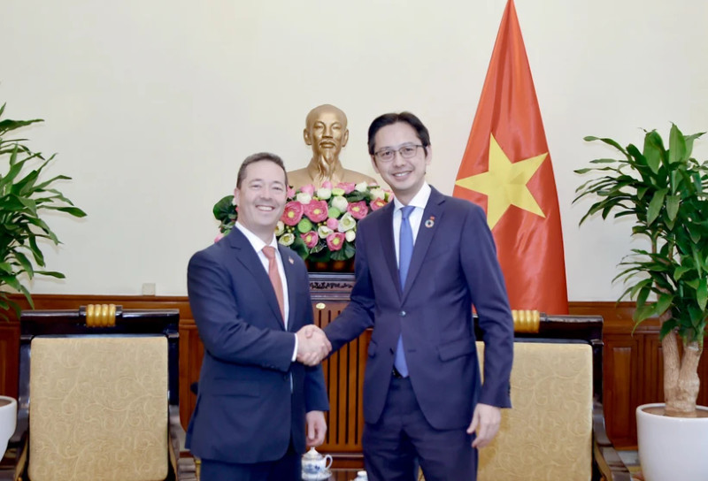 Le vice-ministre des Affaires étrangères Dô Hung Viêt (à droite) et Sean Kotaro O’Neill, haut fonctionnaire du Bureau des affaires de l’Asie de l’Est et du Pacifique du Département d’État américain, à Hanoi, le 18 avril. Photo : VNA.