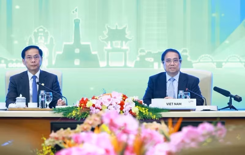 Le Premier ministre vietnamien Pham Minh Chinh (à droite) préside la discussion plénière de haut niveau sur la « Transition verte durable et centrée sur l'humain ». Photo : VNA.