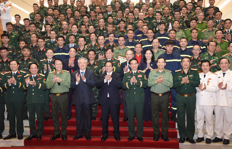 Le Premier ministre vietnamien Pham Minh Chinh (au milieu du 1er rang) avec des délégués et des forces participant au soutien du Myanmar pour surmonter les conséquences du séisme. Photo : VNA.