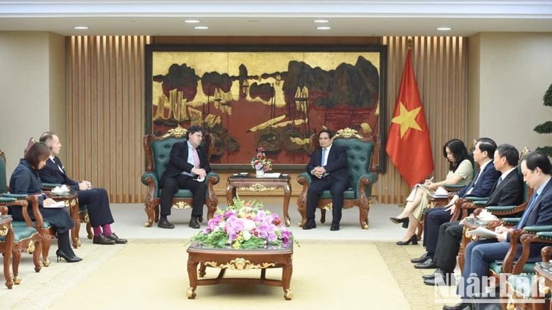 Le Premier ministre vietnamien Pham Minh Chinh (au milieu, à droite) et Philipp Agathonos, ambassadeur d’Autriche au Vietnam. Photo : VNA.