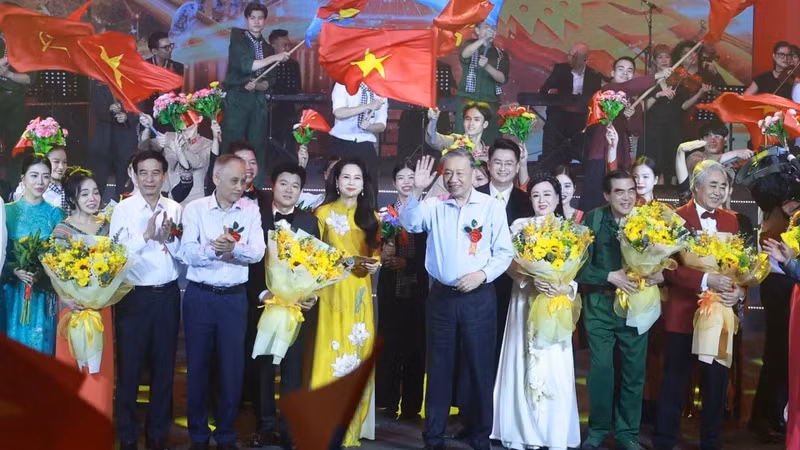 Le secrétaire général du Parti, To Lam (au milieu) assiste à un spectacle musical célébrant le parcours historique du Parti à Dang Nang. Photo : VNA.