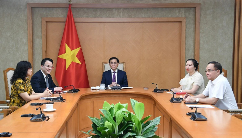 La délégation vietnamienne lors de l'entretien en ligne. Photo : VNA.