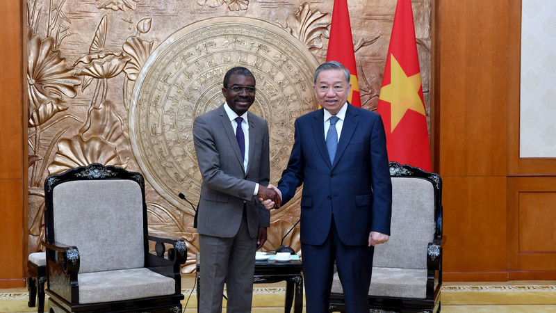Le secrétaire général du PCV, To Lam (à droite), reçoit le directeur du Centre du patrimoine mondial de l’UNESCO, Lazare Eloundou Assomo. Photo : VNA.