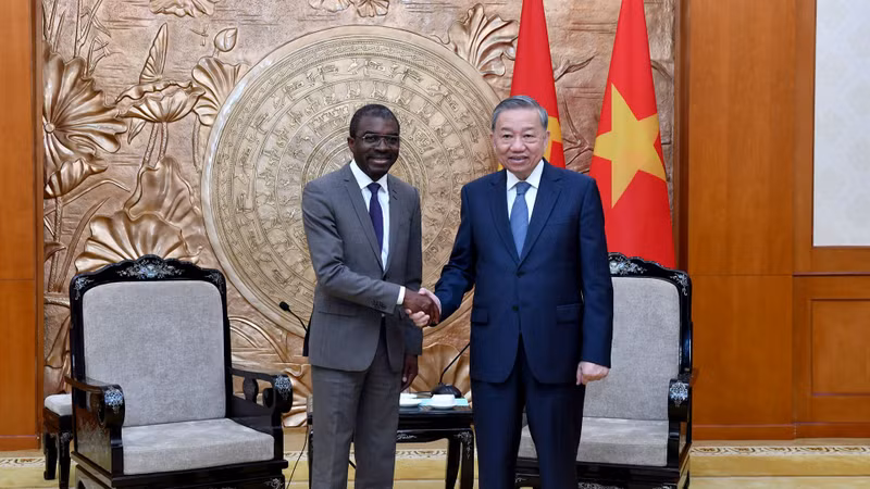 Le secrétaire général du PCV, To Lam (à droite), reçoit le directeur du Centre du patrimoine mondial de l’UNESCO, Lazare Eloundou Assomo. Photo : VNA.