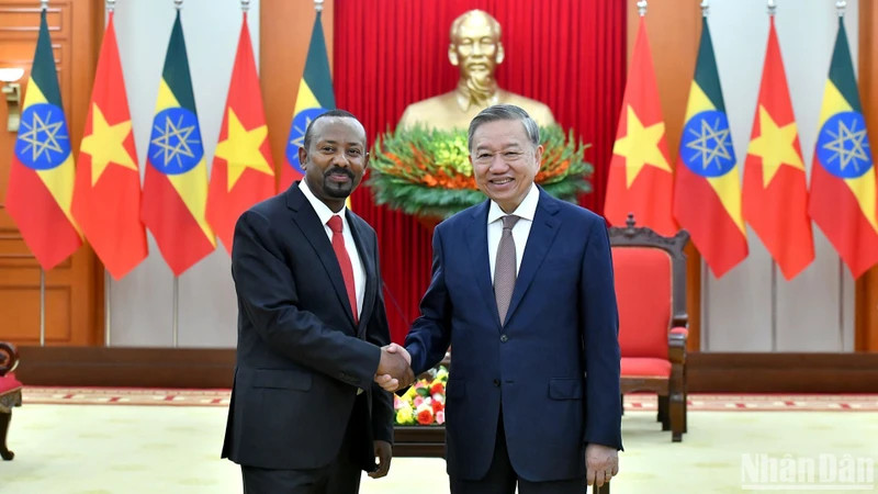 Le secrétaire général du Parti communiste du Vietnam (PCV), Tô Lâm, (droite) et Abiy Ahmed Ali, Premier ministre éthiopien et président du Parti de la prospérité (PP). Photo : NDEL.