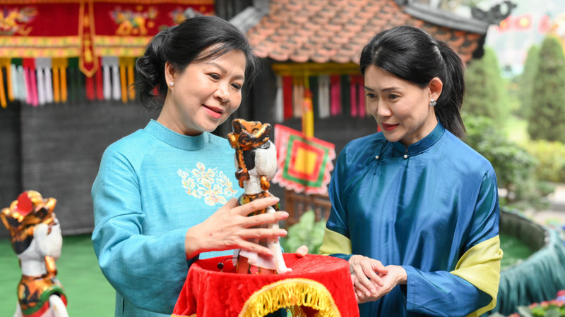 Mme Ngô Phuong Ly (à gauche), épouse du secrétaire général To Lam, a offert une marionnette sur l'eau à Mme Loo Tze Lui, épouse du Premier ministre singapourien Lawrence Wong. Photo : NDEL.