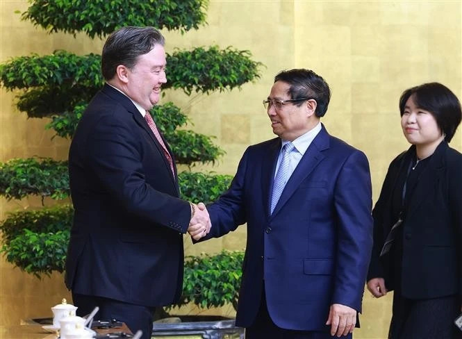 Le Premier ministre Pham Minh Chinh (à droite) serre la main de l’ambassadeur des États-Unis au Vietnam, Marc Evans Knapper (à gauche). Photo : VNA.