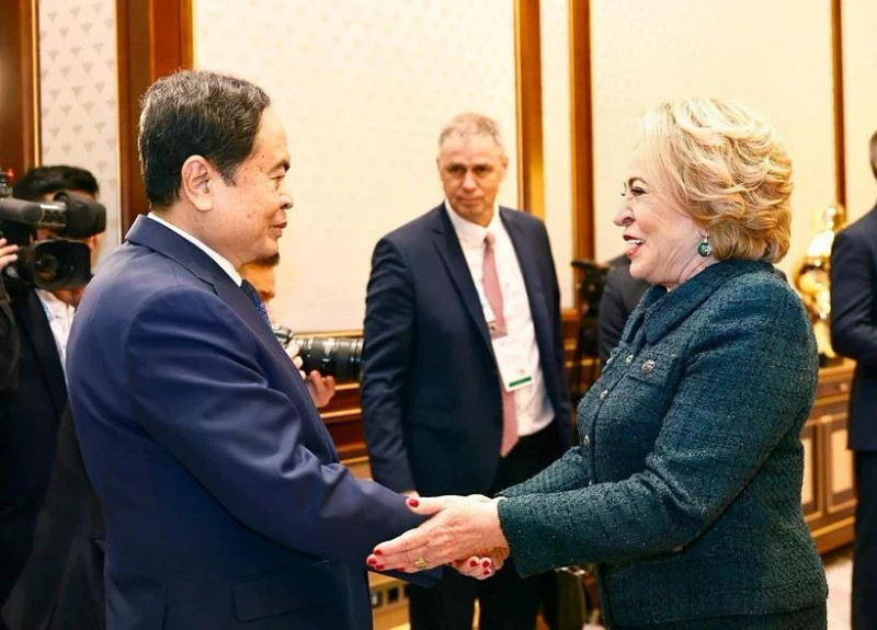 Le président de l’Assemblée nationale du Vietnam, Trân Thanh Mân (à gauche), rencontre la présidente du Conseil de la Fédération de l’Assemblée fédérale russe, Valentina Matvienko, en Ouzbékistan, le 6 avril. Photo : VNA.