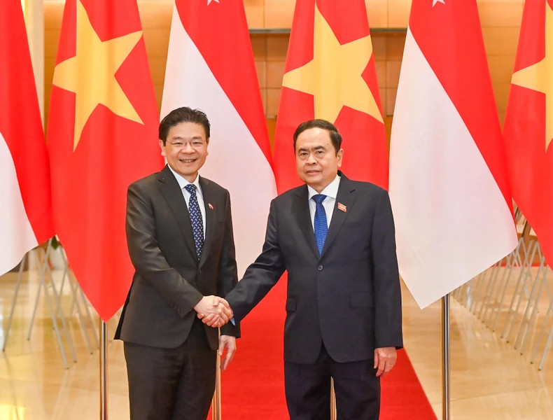 Le président de l'Assemblée nationale du Vietnam, Trân Thanh Mân (à droite) et le Premier ministre de Singapour, Lawrence Wong. Photo : VNA.