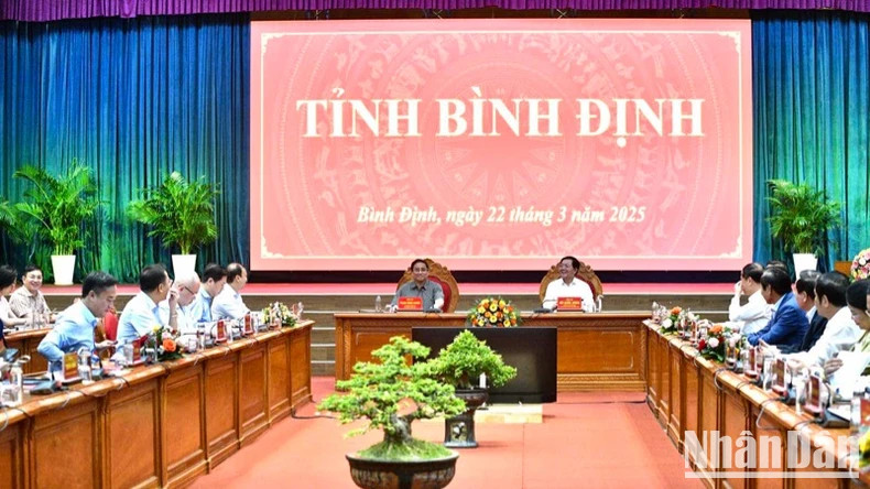 Le Premier ministre Pham Minh Chinh (au centre, à gauche) s’exprime lors de la séance de travail avec le Bureau permanent du Comité provincial du Parti de Binh Dinh, le 22 mars. Photo : NDEL.