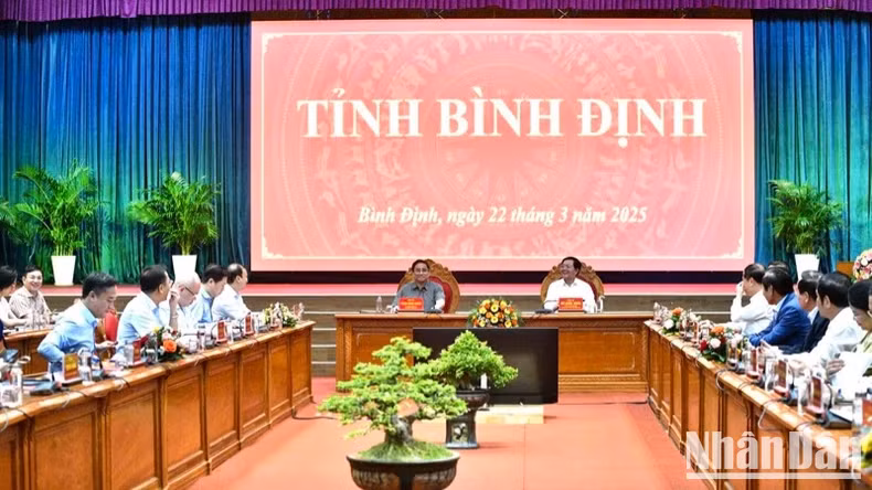 Le Premier ministre Pham Minh Chinh (au centre, à gauche) s’exprime lors de la séance de travail avec le Bureau permanent du Comité provincial du Parti de Binh Dinh, le 22 mars. Photo : NDEL.