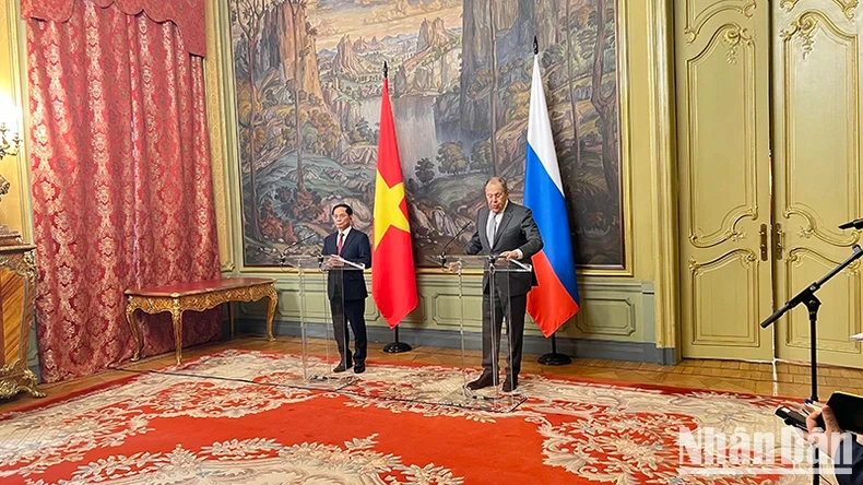 Le vice-Premier ministre et ministre des Affaires étrangères du Vietnam, Bui Thanh Son (à gauche), et le chef de la diplomatie russe, Sergueï Lavrov, lors de la conférence de presse donnée après leur entretien, le 2 avril. Photo : NDEL.