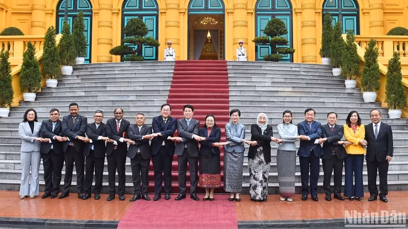 Le président vietnamien Luong Cuong prend une photo avec les ambassadeurs et chargés d'affaires des pays de l'ASEAN et du Timor-Leste. Photo : VNA.