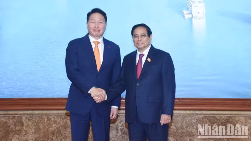 Le Premier ministre Pham Minh Chinh (droite) reçoit le président du groupe sud-coréen SK Chey Tae-won.. Photo : NDEL.