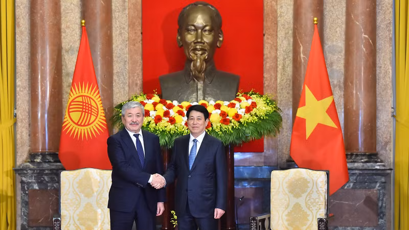 Le président Luong Cuong (droite) et le Premier ministre de la République du Kirghizistan, Adylbek Kasymaliev. Photo : VNA. 
