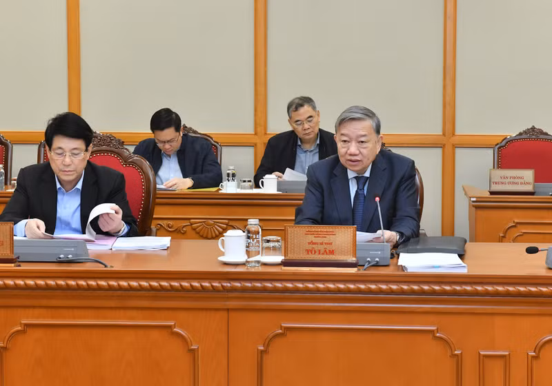 Le secrétaire général du Parti To Lam prend la parole lors de la réunion. Photo : NDEL.