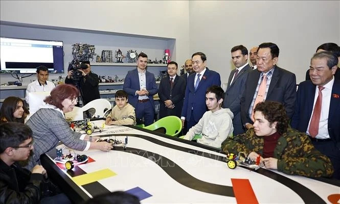 Le président de l'AN vietnamienne visite le Centre de technologie créative TUMO. Photo : VNA.