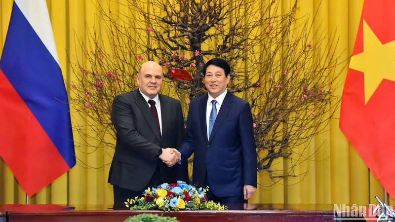 Le président vietnamien Luong Cuong (droite) et le Premier ministre russe Mikhaïl Michoustine. Photo : NDEL.