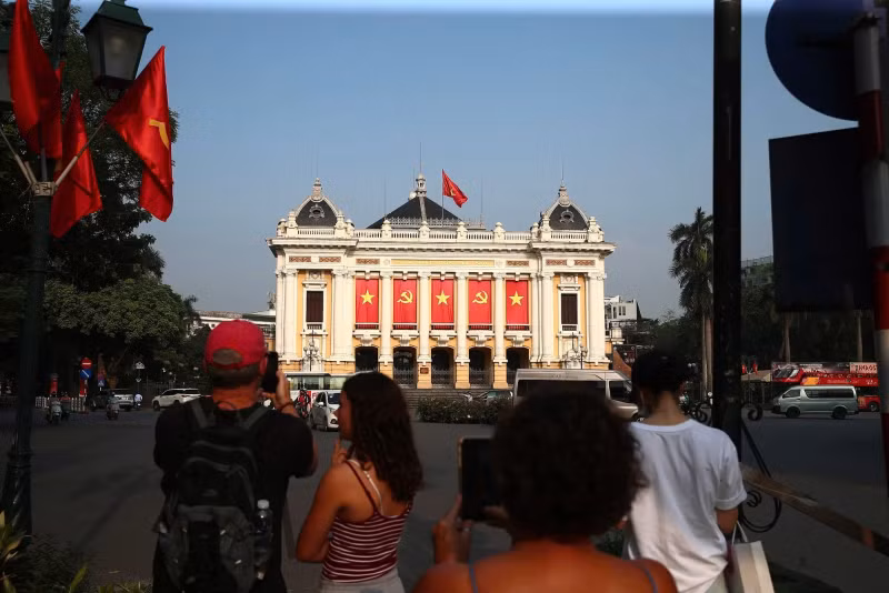 L'Opéra de Hanoï, dans la capitale vietnamienne, au petit matin du 30 avril 2025. Photo : VGP.