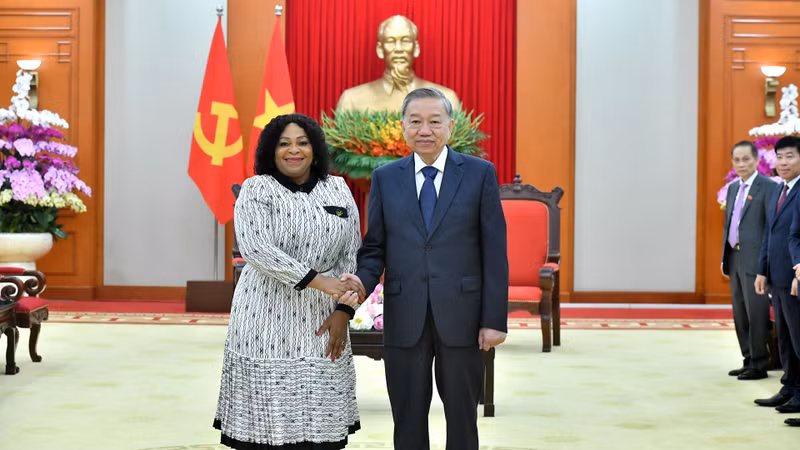 Le secrétaire général du Parti communiste du Vietnam, To Lam, reçoit la première secrétaire générale adjointe du Congrès national africain d’Afrique du Sud, Nomvula Mokonyane, Photo : NDEL.
