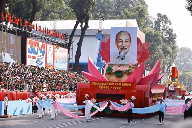 La véhicule thématique a mené le défilé avec le portrait du président Hô Chi Minh.