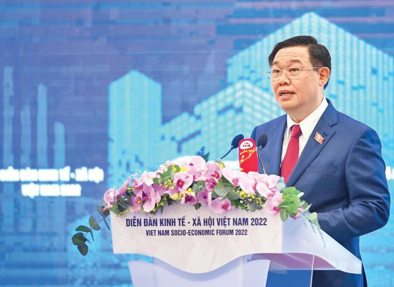 Le Président de l’AN, Vuong Dinh Huê, et les entrepreneurs. Photo : NDEL.