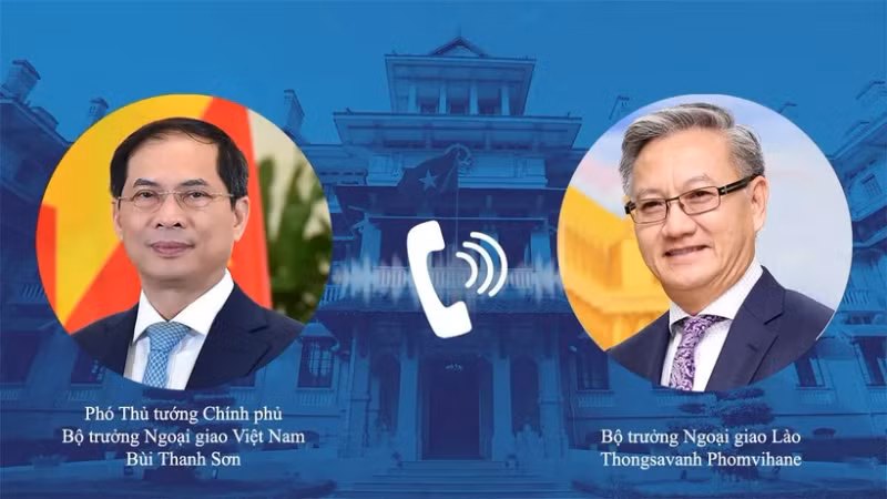 Le vice-PM et ministre des AE Bui Thanh Son s'entretient en ligne avec le ministre laotien des AE Thongsavanh Phomvihane