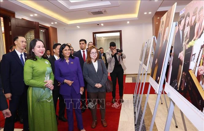 La vice-présidente Vo Thi Anh Xuan et la vice-présidente permanente du Venezuela, Delcy Rodríguez Gómez, visitent une exposition de photos sur les relations Vietnam-Vénézuela, organisée par l'Agence vietnamienne d'information. Photo : VNA.