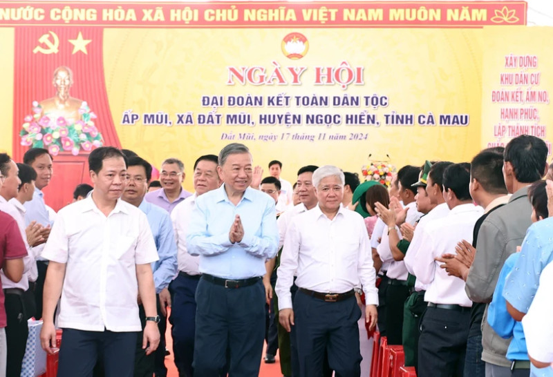 Le SG du Parti To Lam (au centre) participe à la Fête de grande union nationale au hameau de Mui, commune de Dat Mui, district de Ngoc Hien, province de Ca Mau. Photo : VNA.