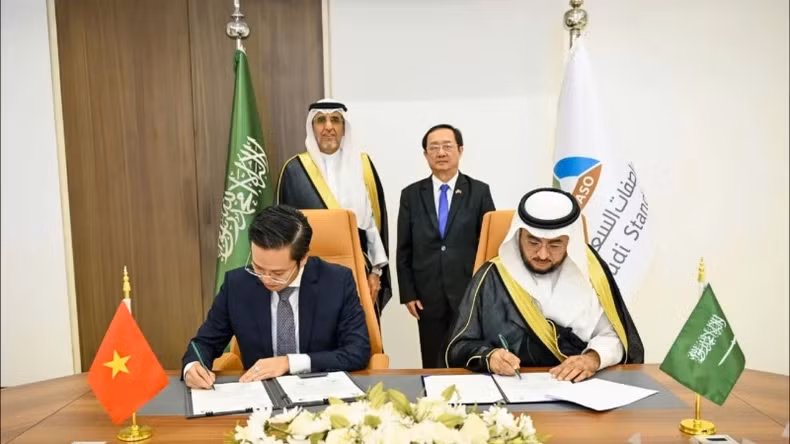 La cérémonie de signature du Programme de coopération technique entre la SASO et le STAMEQ, en présence du ministre vietnamien Huynh Thanh Dat.