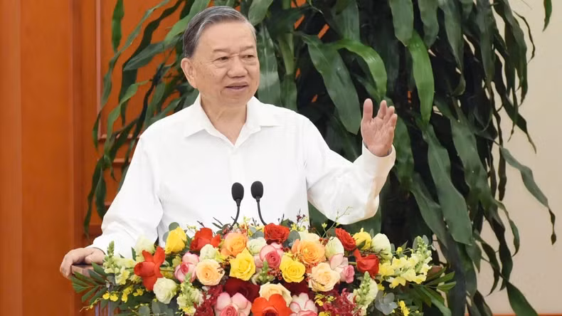 Le secrétaire général du Parti communiste du Vietnam (PCV), To Lam, prend la parole lors de la réunion.