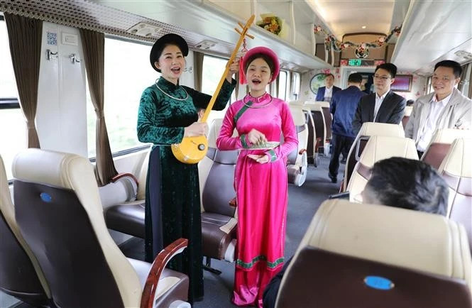 La présentation du chant Then et de l'art du luth Tinh sur le train touristique Hanoi - Thai Nguyen. Photo : VNA.