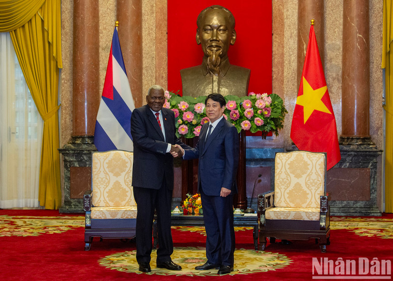 Entrevue entre le président Luong Cuong (droite) et le président de l'ANPP de Cuba Esteban Lazo Hernández. Photo : NDEL.