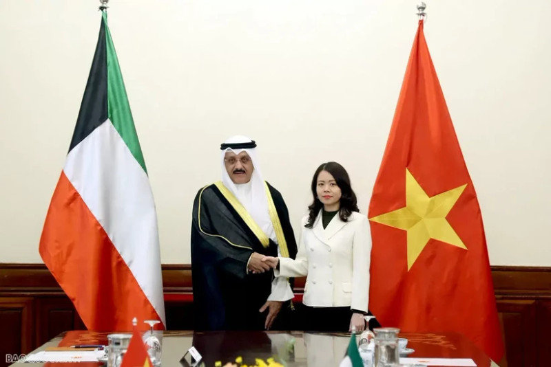 La vice-ministre vietnamienne des Affaires étrangères Nguyên Minh Hang et l'assisstant du ministre koweïtien des Affaires étrangères chargé de l'Asie Samee Essa Johar Hayat. Photo : baoquocte.vn