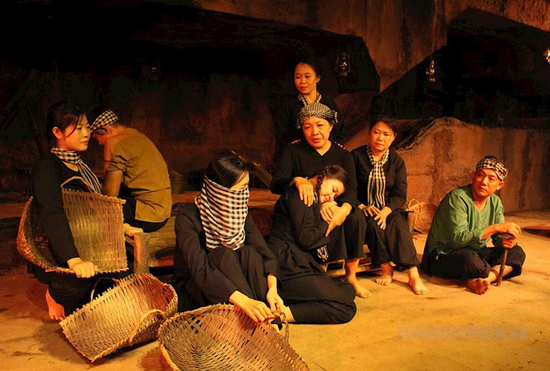 Une scène dans le programme de théâtre expérientiel sur la « Terre d’acier ». Photo : baovanhoa.vn. Photo : LQD.