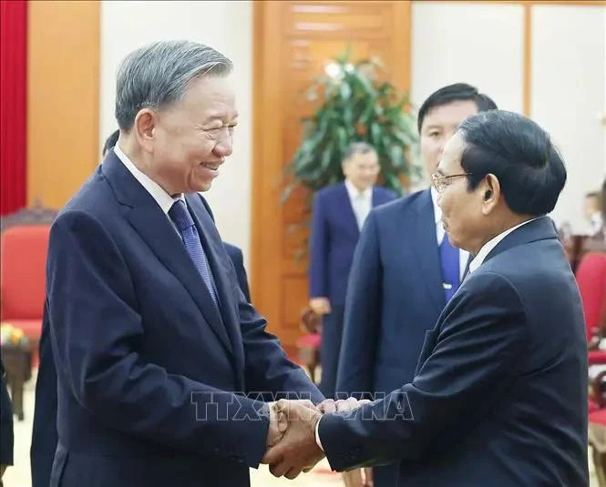 Le secrétaire général du Parti communiste du Vietnam, To Lam (gauche), et Bounthong Chitmany, permanent du secrétariat du Parti populaire révolutionnaire du Laos (PPRL) et vice-président du Laos. Photo : VNA.