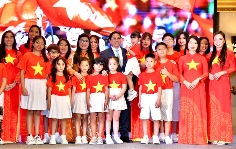 Le Premier ministre Pham Minh Chinh et son épouse lors de la rencontre, à Abu Dhabi, le 27 octobre. Photo : NDEL.