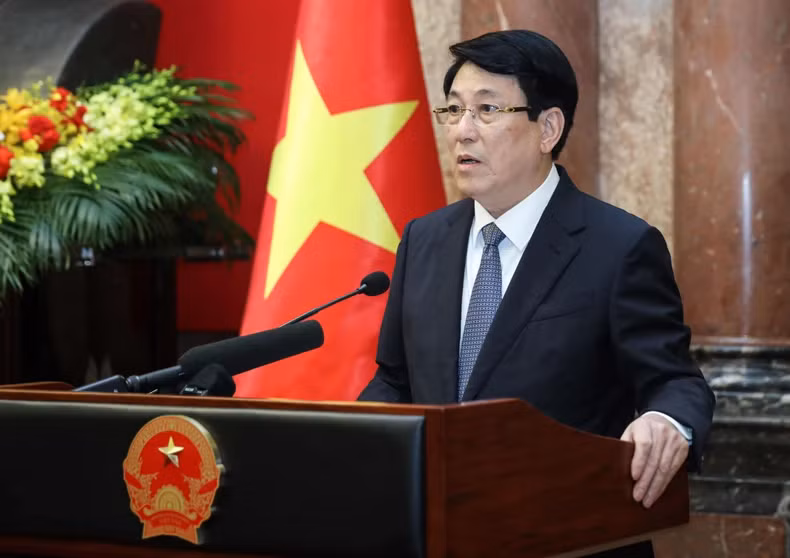 Le président du Vietnam, Luong Cuong, prend la parole.