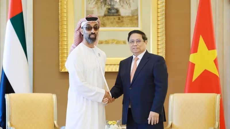Le Premier ministre Pham Minh Chinh (droite) et le conseiller à la sécurité nationale des Émirats arabes unis (EAU) et vice-gouverneur d'Abou Dhabi, Tahnoun bin Zayed Al Nahyan. Photo : VNA.