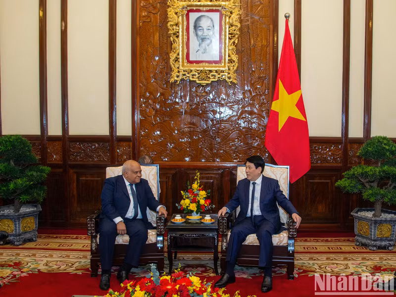 Le président Luong Cuong (à droite) reçoit l’ambassadeur de Cuba au Vietnam Orlando Nicolás Hernández Guillén, à Hanoi, le 7 novembre. Photo : NDEL.